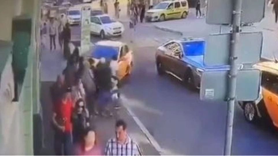 Ταξί έπεσε σε πλήθος στο κέντρο της Μόσχας – 5 τραυματίες – Βίντεο ντοκουμέντο